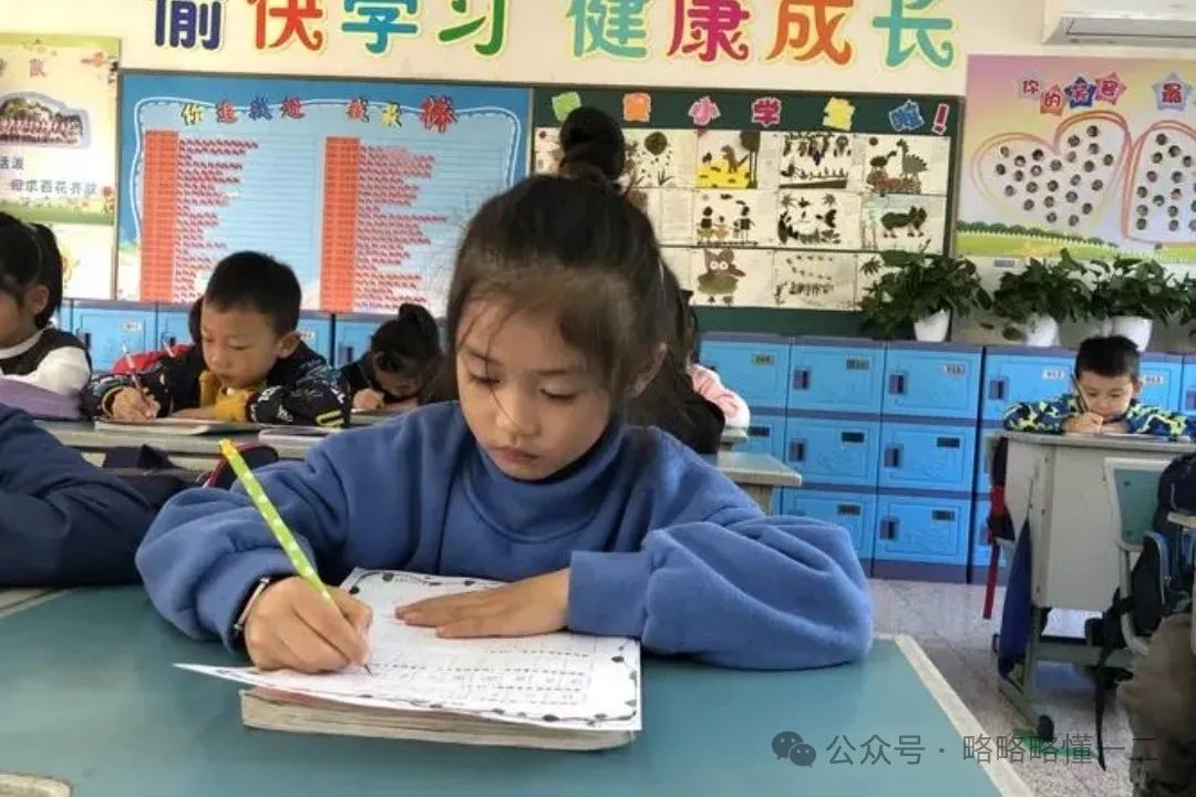 小学生用“荧光笔”写作业，看的老师眼睛生疼：你这是熬夜写的？